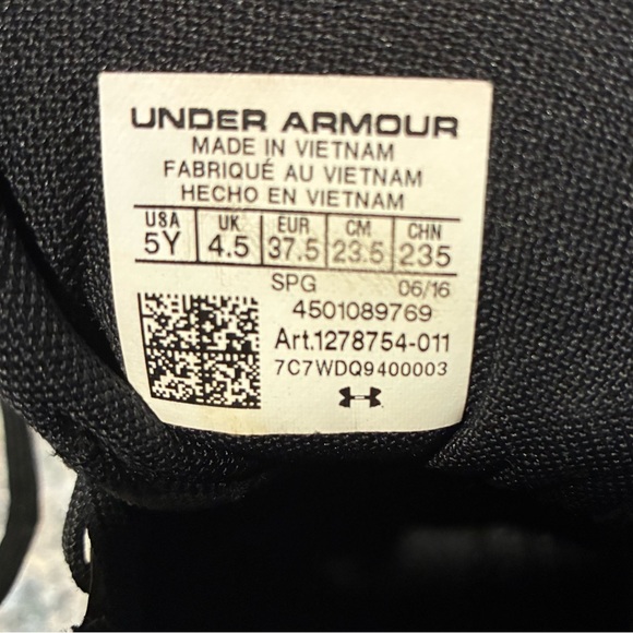 Under Armour Black and White Baseball Cleats Boys Size 5Y - Picture 3 of 3